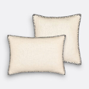 Housse de coussin Raoul en coton avec broderie noire et fermeture zippée