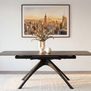 Table à manger Anoa noire aux dimensions adaptées à une salle à manger