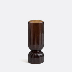 Vase Valira en verre strié, silhouette élancée et transparence visible