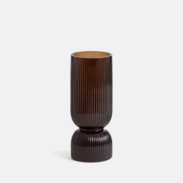 Vase Valira en verre strié, silhouette élancée et transparence visible