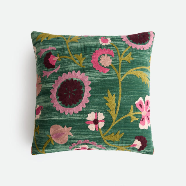 Housse de coussin IZILD en panne de velours avec broderies florales sur le recto