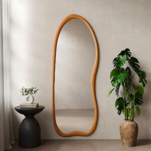 miroir HARVIL organique en pin naturel, présenté dans un intérieur lumineux.