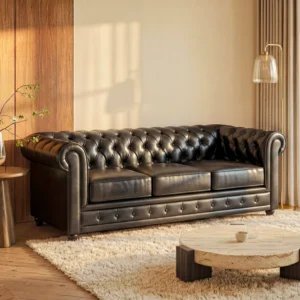 Canapé Chesterfield noir capitonné avec accoudoirs et pieds en bois
