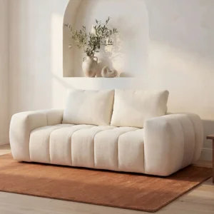 Canapé BENAFO beige à deux places, tissu texturé matelassé et accoudoirs