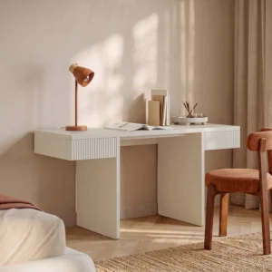 Bureau PRYLO beige avec plateau mat et deux tiroirs rainurés