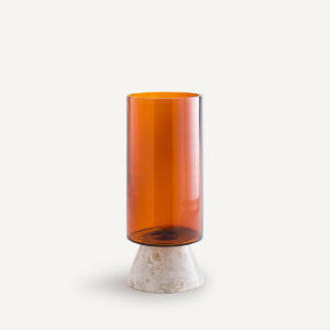 Vase AM.PM Trapani en verre ambré posé sur un socle en marbre
