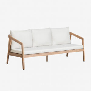 Canapé Kaela Sklum trois places avec structure en acacia et coussins blancs