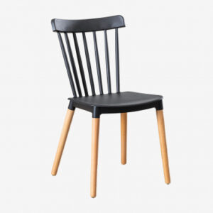 Chaise Royal Sklum noire avec assise en polypropylène et pieds en hêtre
