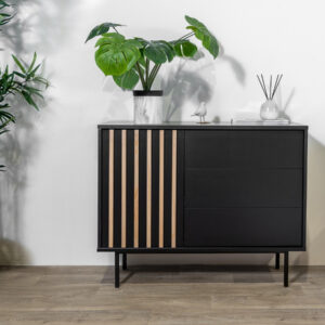 Commode Bobochic Corneille noire avec trois tiroirs, une porte et tasseaux en pin