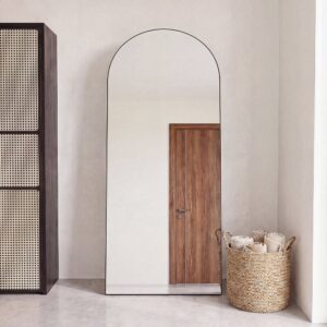 Miroir Maxandre noir en arche avec pied intégré, format pleine hauteur
