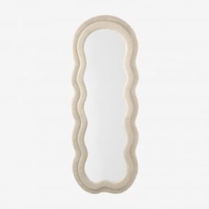 Miroir Evelyn Sklum blanc en pied avec cadre textile et forme ondulée