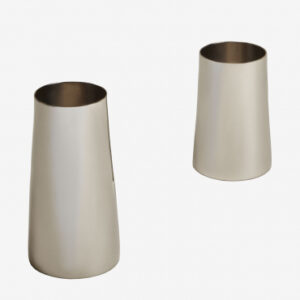 Deux vases Padulin Sklum en acier inoxydable brillant pour une composition florale.