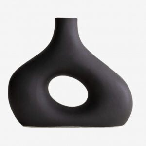 Vase Sklum Sabel en céramique noire mate posé en décoration intérieure