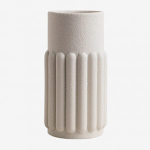 Vase Sabine Sklum en céramique blanc cassé avec reliefs verticaux