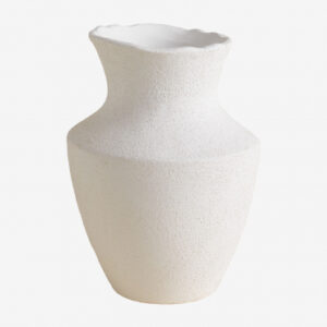 Vase Sklum Maguire en céramique claire, arrondi avec une ouverture asymétrique
