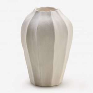 Vase en céramique Zorvin à plis verticaux, extérieur mat et intérieur émaillé