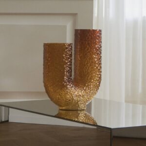 Vase AYTM Arura en verre ambre soufflé, forme torsadée et surface irrégulière