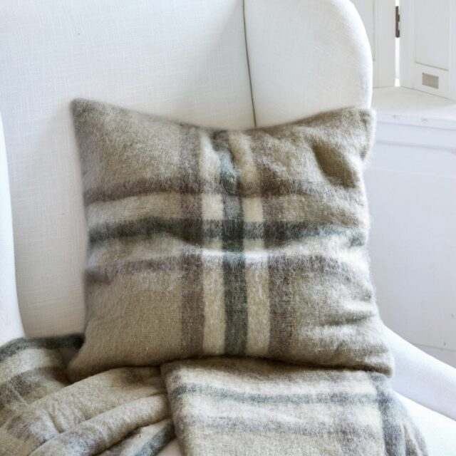 Housse de coussin Argoub en laine à carreaux écossais sobres