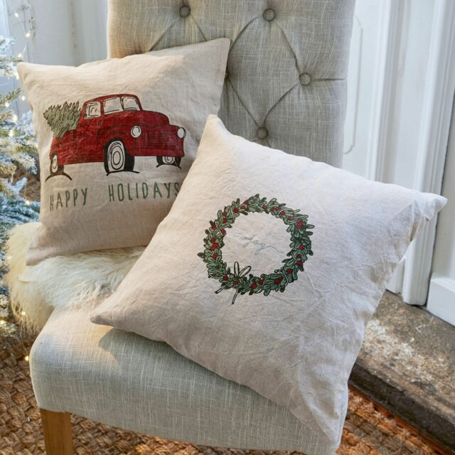Deux housses de coussins LOBERON Camon en lin, aux motifs de Noël