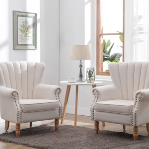 Fauteuil BATOUMI crème à accoudoirs, pieds en bois et finition cloutée