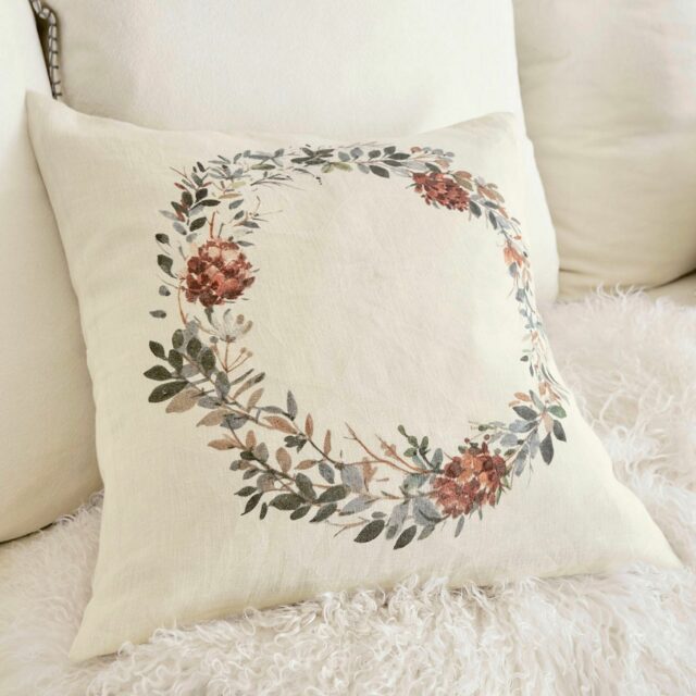 Housse de coussin Torge en lin pur à motif de couronne florale