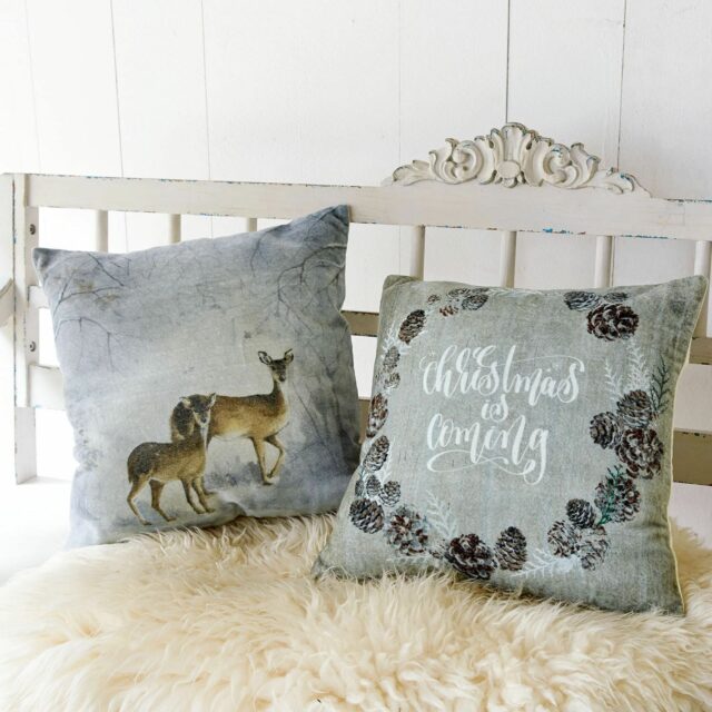 Deux housses LOBERON Christmas is coming en velours doux à motifs hivernaux