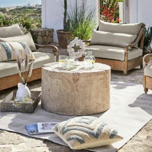 Table basse LOBERON Paxton à l’aspect pierre et extérieur en résine travaillée