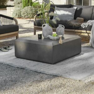 Table basse LOBERON Theodoros en ciment moulé aux lignes nettes et sculpturales
