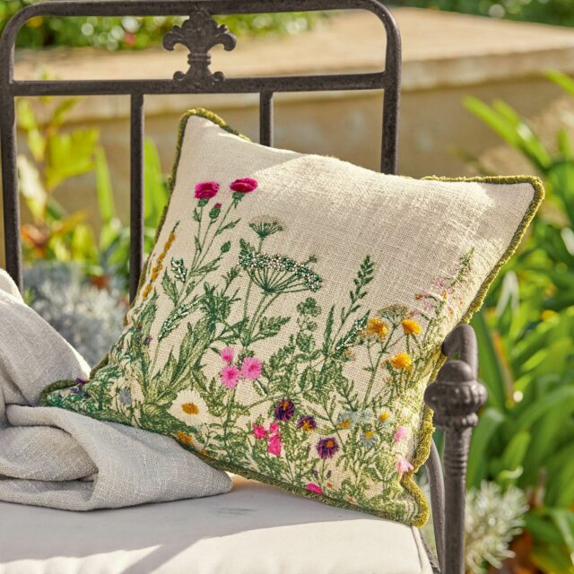 Housse de coussin Aranno à fleurs sauvages avec broderies et perles