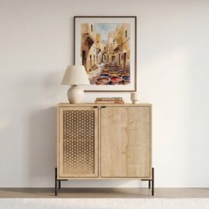 La commode Stera en finition chêne clair, aux dimensions compactes pour le rangement