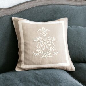 Housse de coussin Many en lin avec broderie en relief et bandeau contrastant