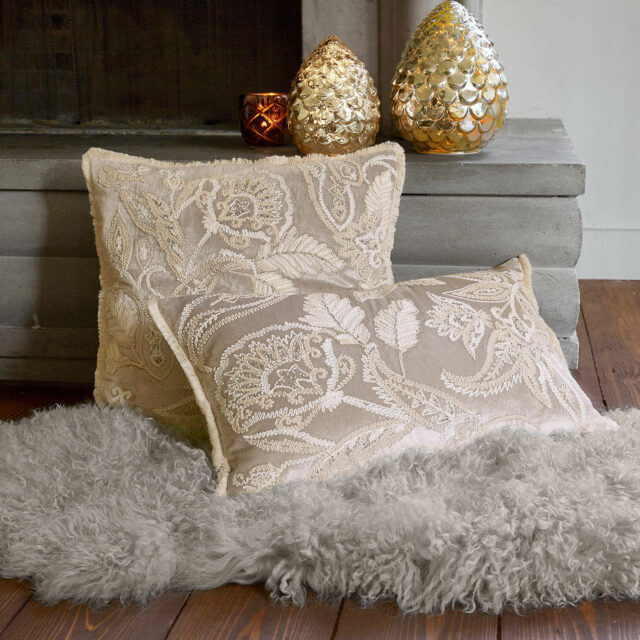 Lot de deux housses de coussin Oplevine en velours brodé avec franges
