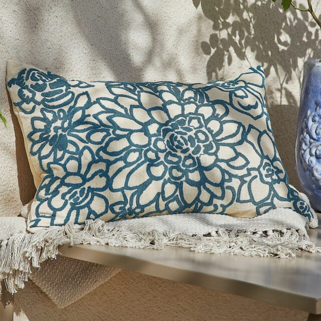 Housse de coussin Jacje à motifs floraux bleus tuftés en relief