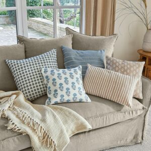 Lot de cinq housses de coussin Xantelle en coton, motifs rayés et floraux brodés