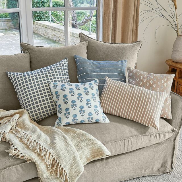 Lot de cinq housses de coussin Xantelle en coton, motifs rayés et floraux brodés