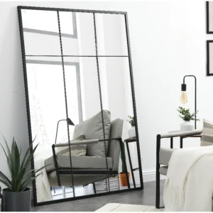 Miroir BELLAGIO noir en métal, forme fenêtre, posé près d’un mur