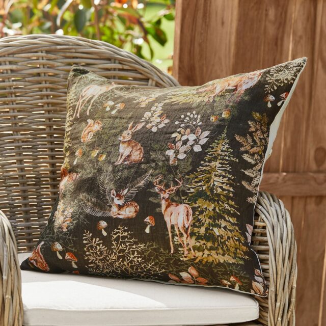 Housse de coussin Clairvigne en lin, imprimée de cerfs, renards et écureuils