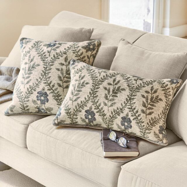 Lot de deux housses de coussin Vellouris à motifs végétaux coordonnés