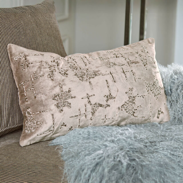 Housse de coussin Malencio en viscose avec perles et paillettes brodées