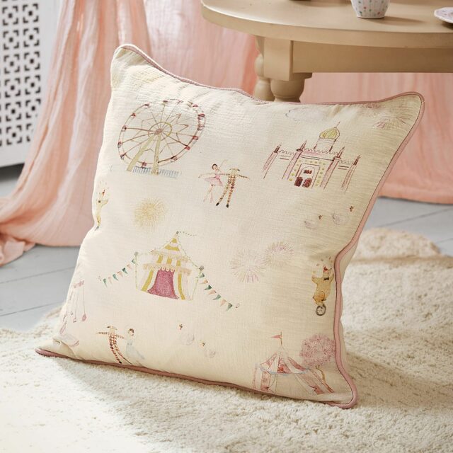 Housse de coussin Miyara en mousseline imprimée d’une scène de fête foraine