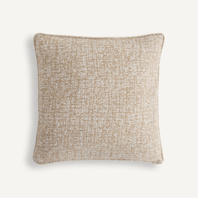 Housse de coussin AGOSTINA en jacquard chenille beige, finition passepoilée