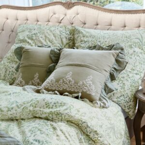 Housses de coussins Therese LOBERON en lin brodé et coton, avec base ruchée