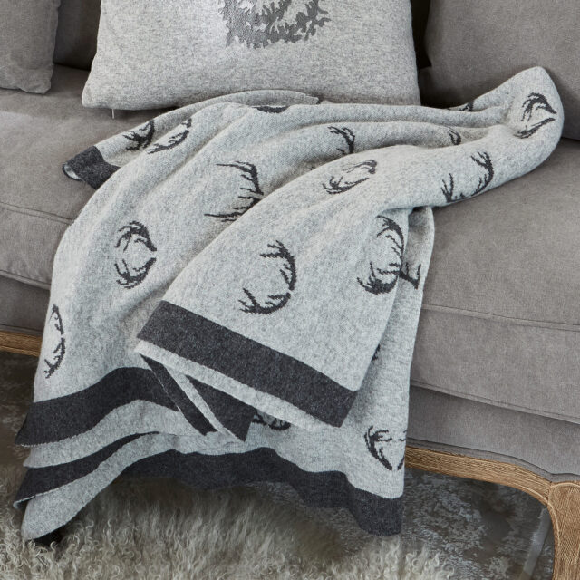 Plaid réversible Lodge LOBERON en laine d’agneau avec motif bois de cerf