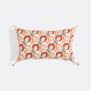Housse de coussin Aldea écrue à motifs grenades et pompons aux coins