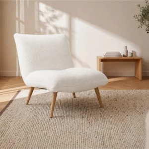 Fauteuil PEPITA blanc en bouclette effet peau de mouton, structure en bois
