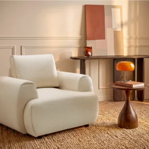 Fauteuil MONELIA en tissu chiné beige avec accoudoirs et pieds courts