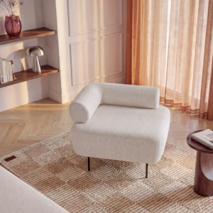 Fauteuil DORIGO en tissu bouclette blanc cassé avec accoudoirs