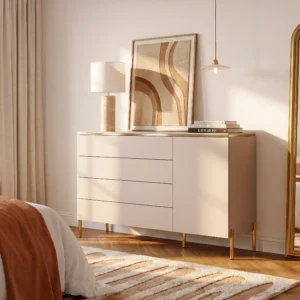 Commode VUKIA beige avec quatre tiroirs, une porte et pieds dorés