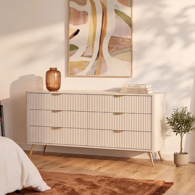 Commode ELONARIA II beige et doré avec six tiroirs et piètement métallique