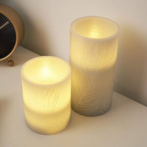 Bougies LED Cosy Feather Candle gris clair en cire avec motif de plumes